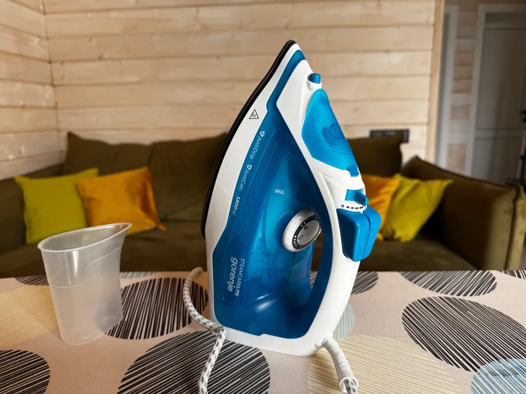 Дом на берегу озера и моря