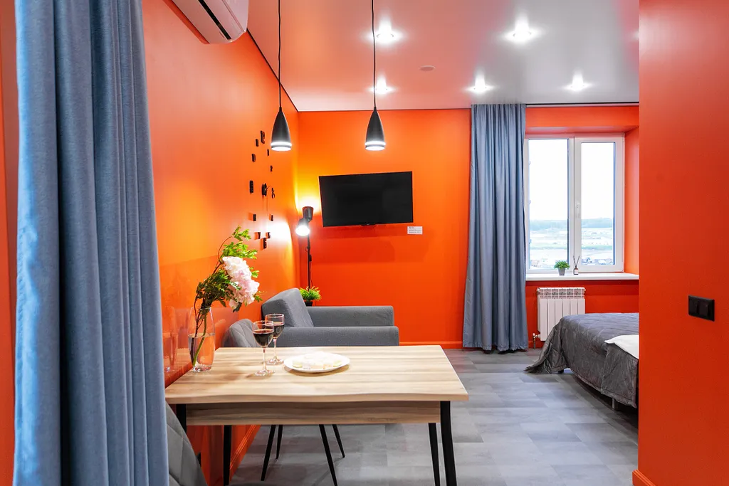 Стильная студия с кондиционером, качелями и кофеваркой