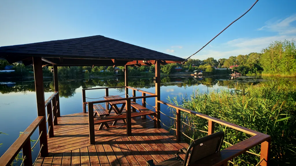 Дома и бани на берегу озера