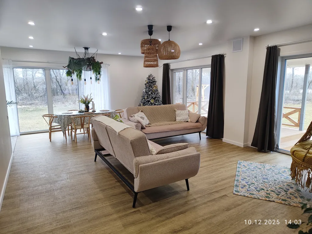 Уютный домик на берегу озера