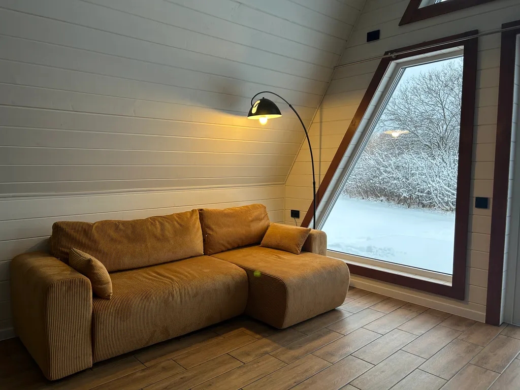 Современный треугольный эко дом