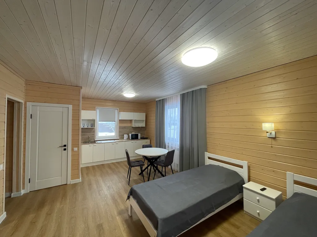 Студия на берегу озера рядом с сосновым бором