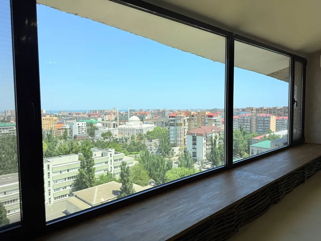 Просторная студия в стиле минимализма с панорамным видом на Махачкалу