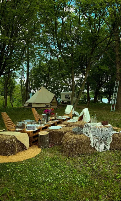 Уютный шатер среди деревьев на берегу озера