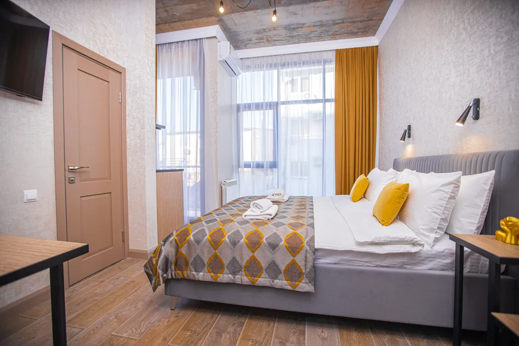 Полулюкс с панорамным застеклением и балконом для 2 гостей