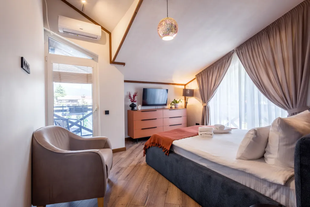 Дом у сквера в центре Поляны