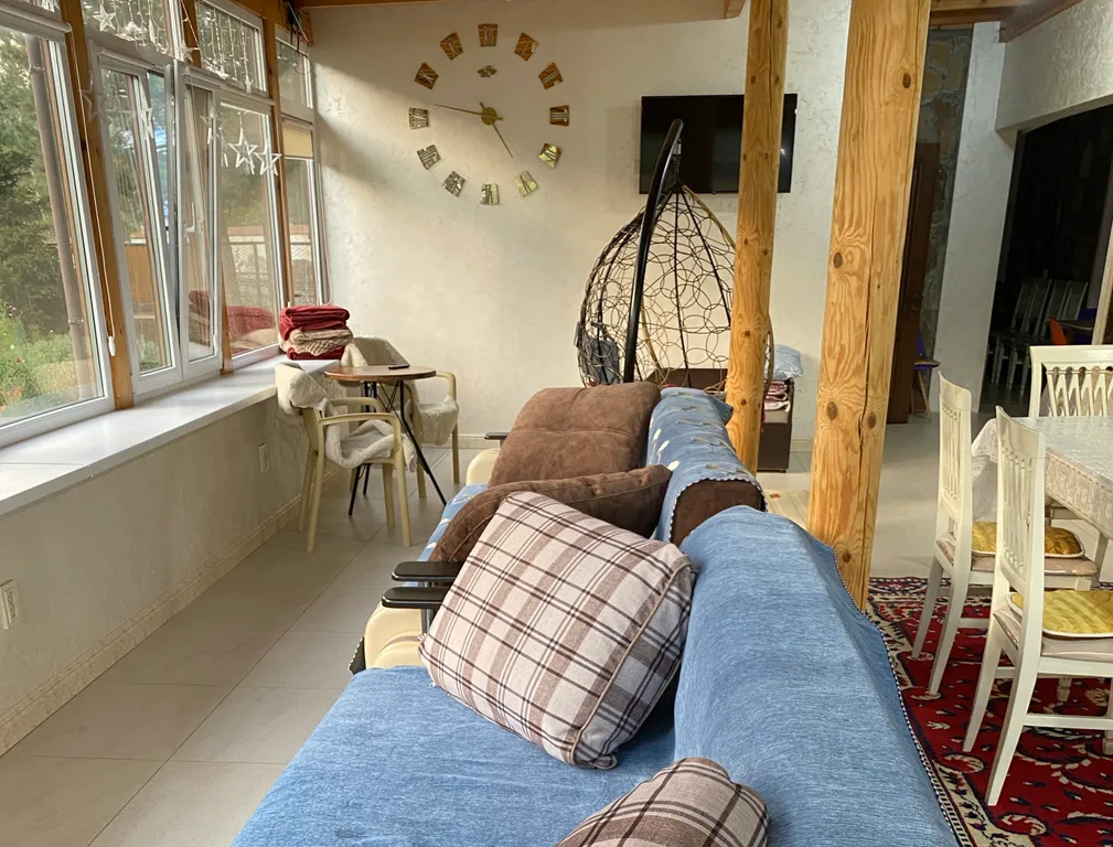 Веранда в окружении величественных гор