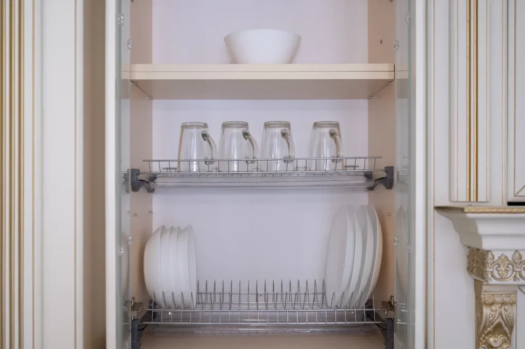 Современная уютная квартира с камином