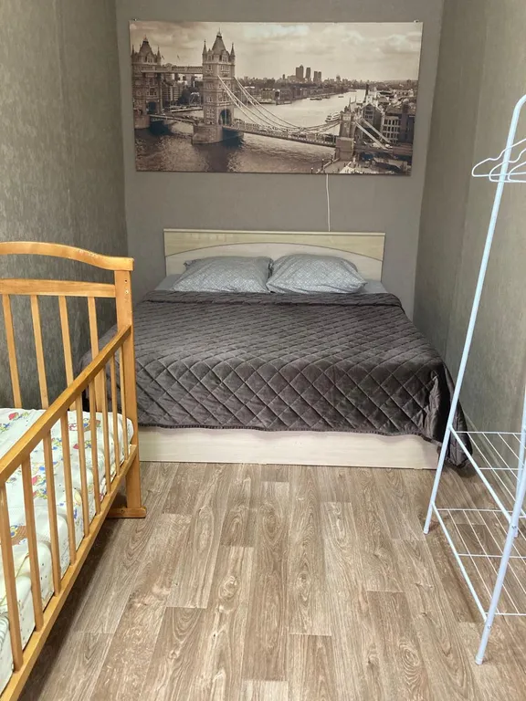 Уютная квартира с кроваткой для младенца