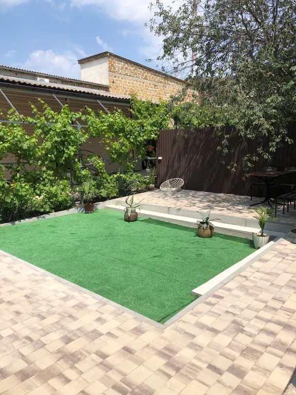 Уютный домик в 7 минутах от моря с зеленым двориком и парковой