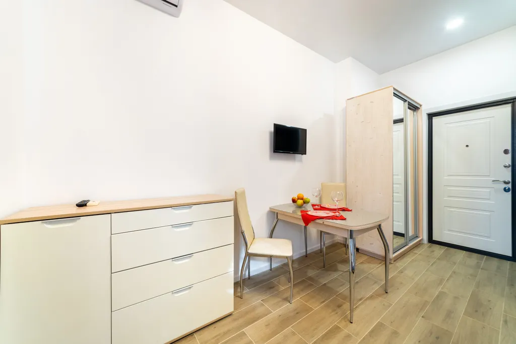 Просторная студия с балконом и видом на горы