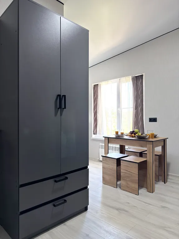 Смарт-студия в монохромных тонах