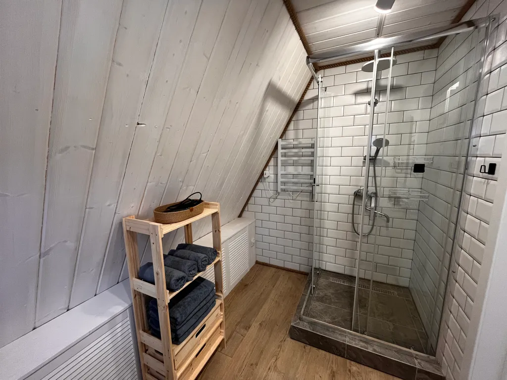 Домик в стиле А-фрейм на озере Волго