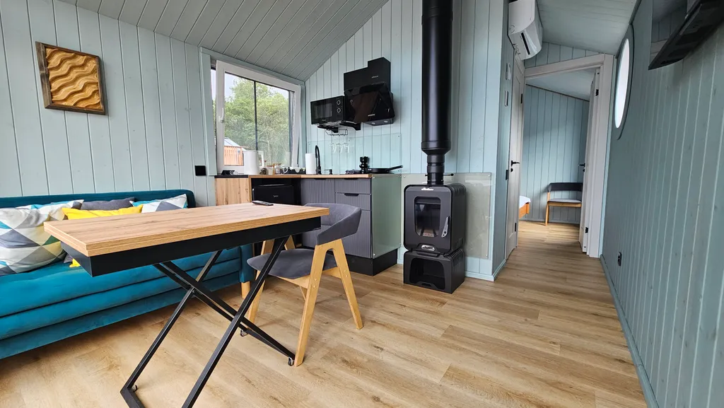 Коттедж, хаусбот на воде