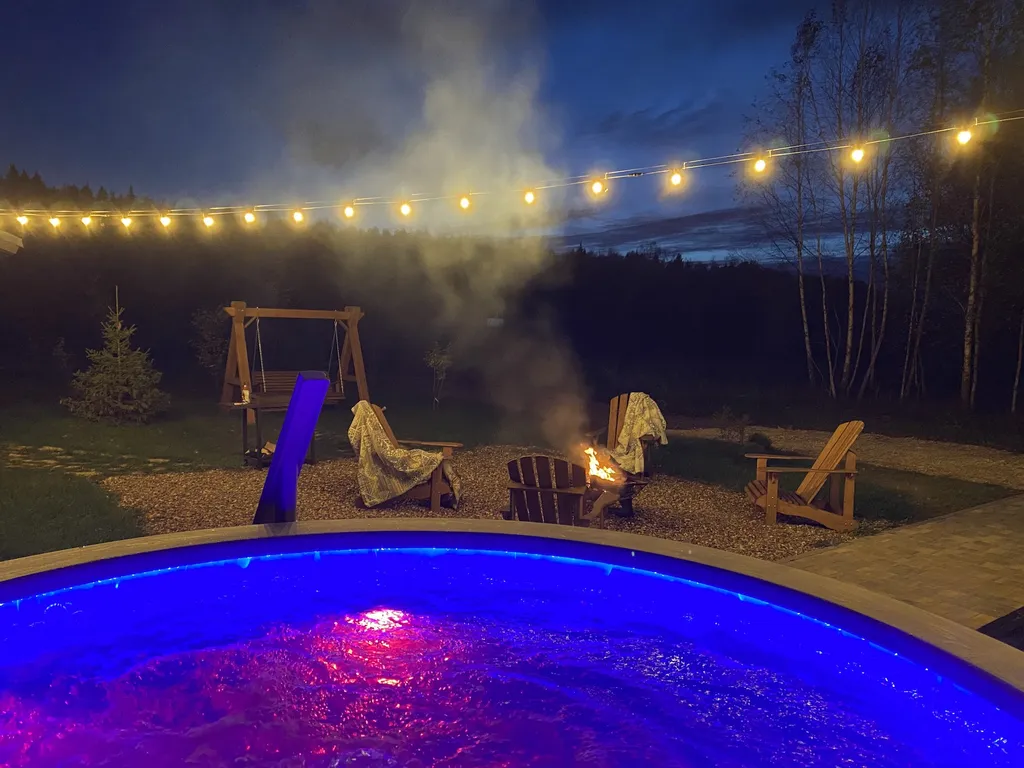 Домик ЕЖЕВИКА. Большой пруд с пляжем в глэмпинге "Усадьба Ягодное".