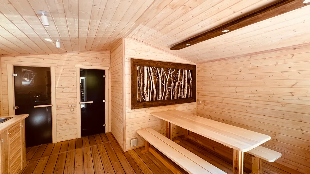 Афрейм с видом на лес рядом с горной рекой