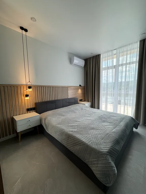 Уютный домик в стиле hi-tech на берегу реки