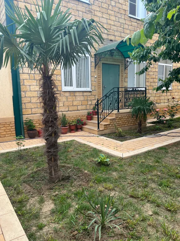 Уютная комната с видом на палисадник