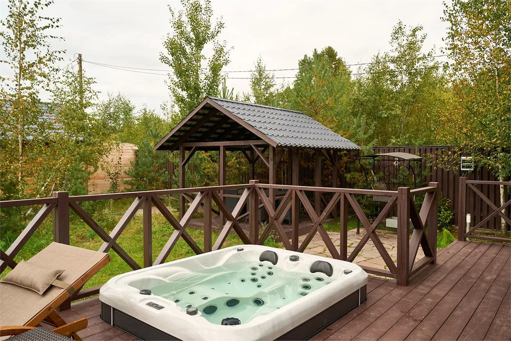 Коттедж с террасой и уличным джакузи — аренда посуточно в Ильичево