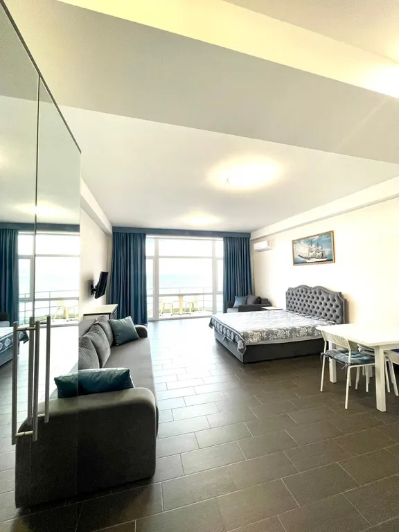 Эллинг на берегу моря