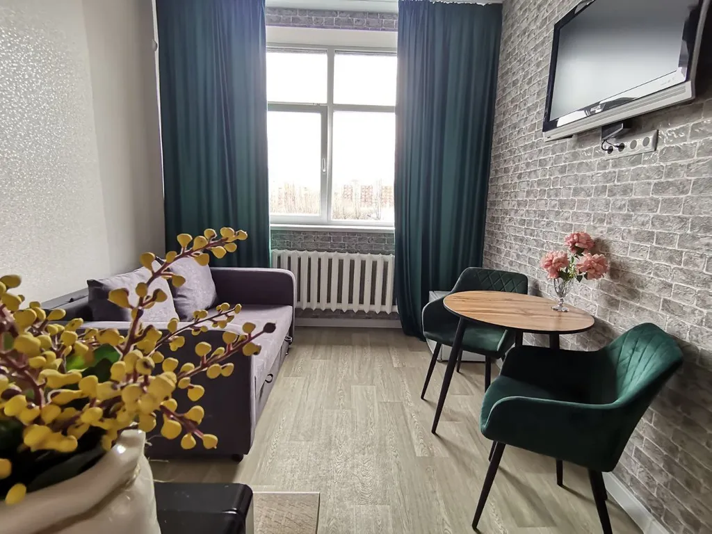 Квартира Студия с высокими потолками (3 метра) и чистым подъездом — аренда посуточно в Тюмень