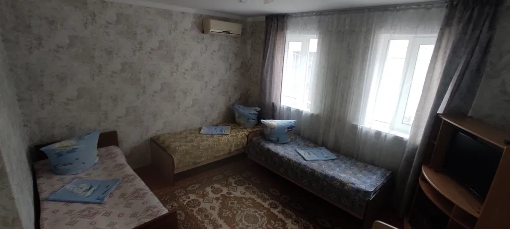 Маленький дом, простенький ремонт, не далеко он озер