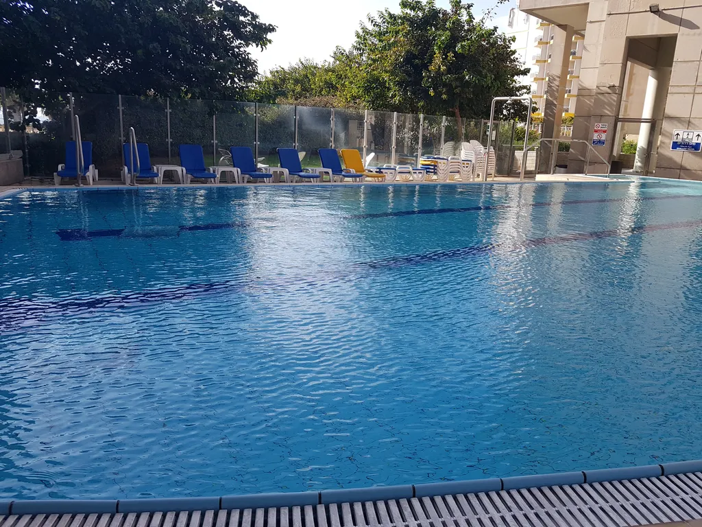 Четырехкомнатная квартира на берегу моря