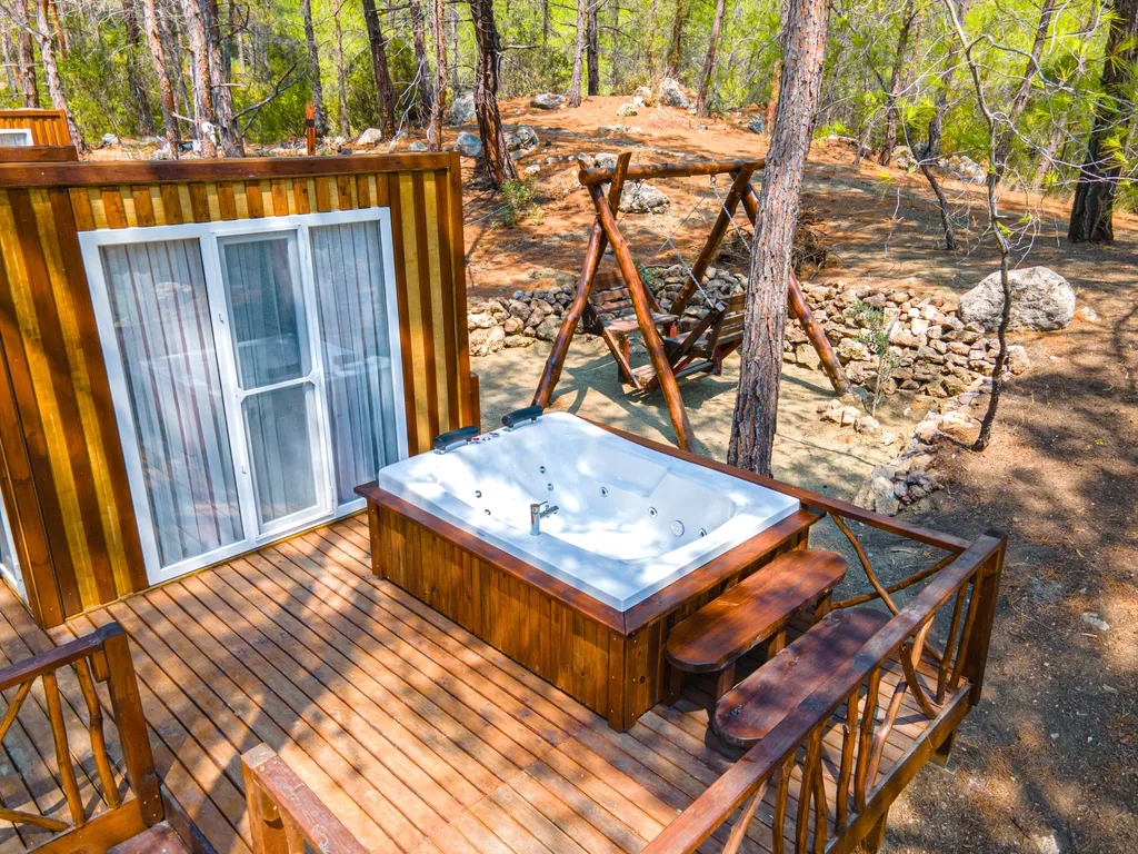 Бунгало в сосновом лесу на берегу Средиземного моря, Турция