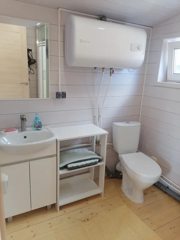 Уютный домик у реки