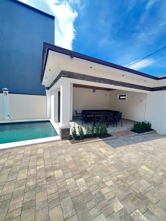 Новый дом с бассейном