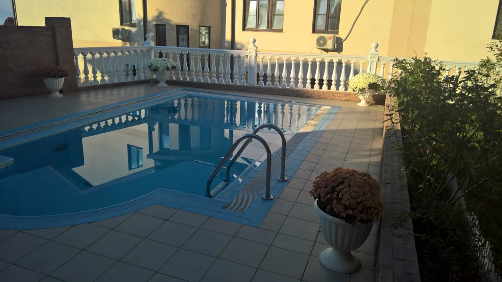 Дом с бассейном недалеко от моря