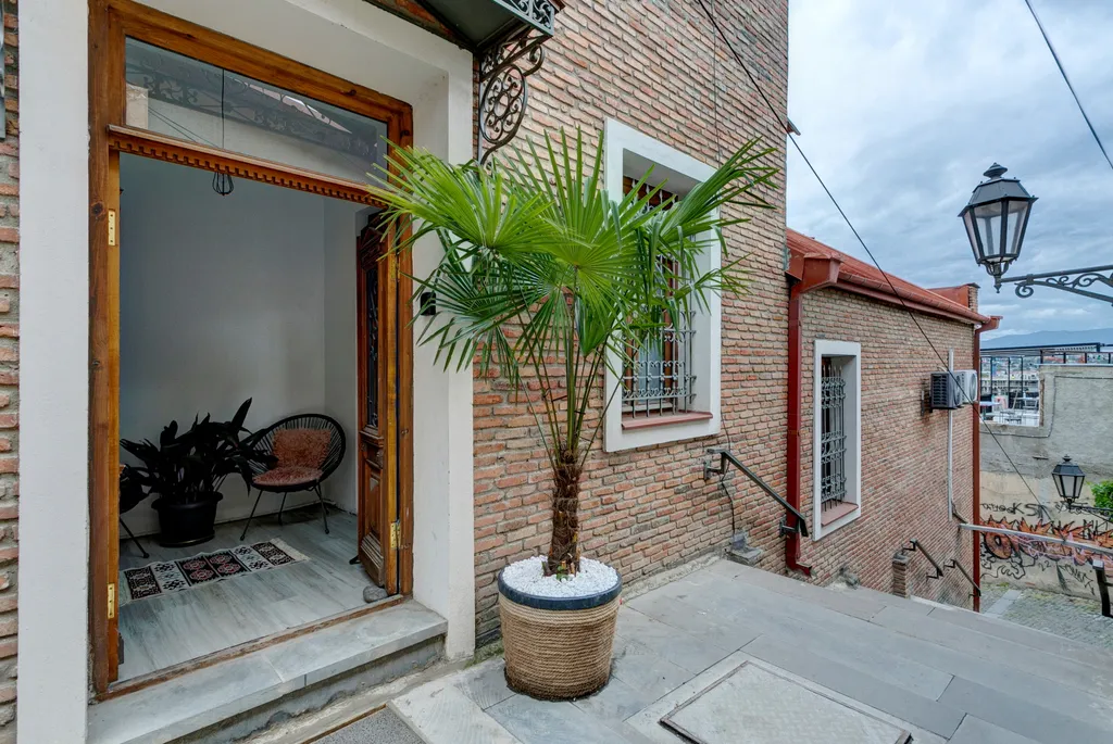 Душевная 2х комнатная квартира в самом сердце исторического Тбилиси.