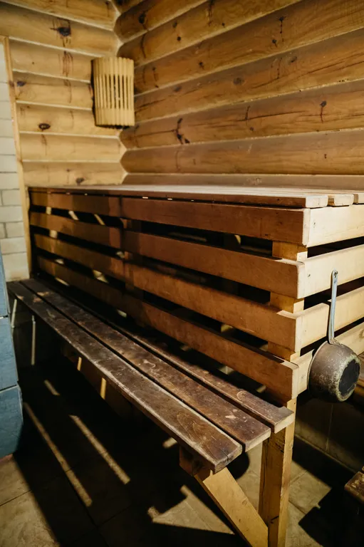 Уютный деревянный домик на берегу пруда с баней