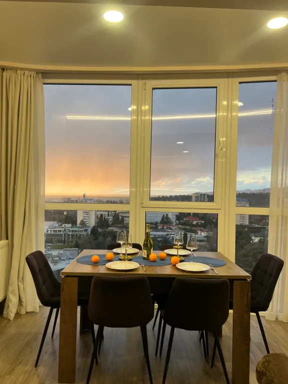 Уютная квартира с видом на морской порт и горы