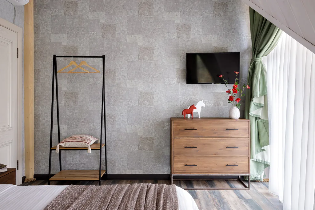 Эко-коттедж в русском стиле с панорамными окнами и террасой в лес