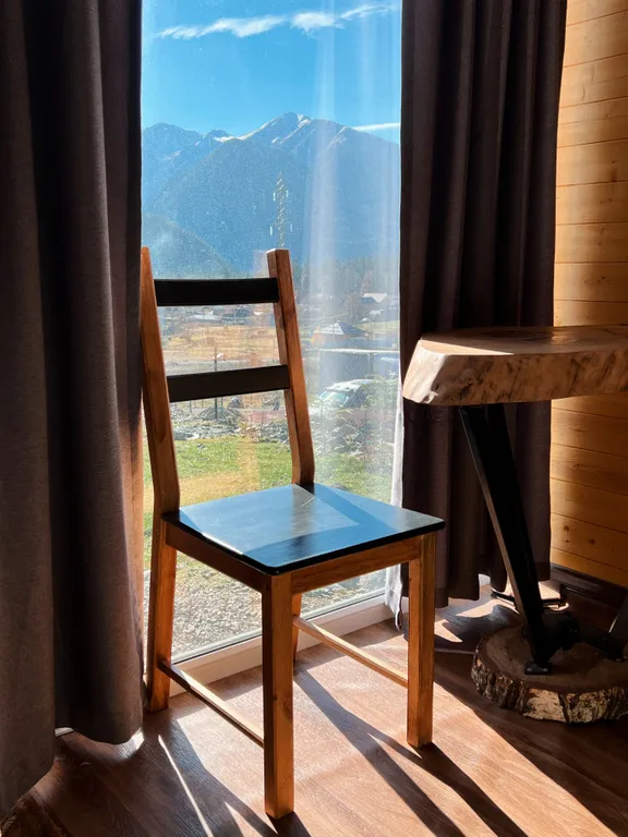 Уютный маленький домик в горах