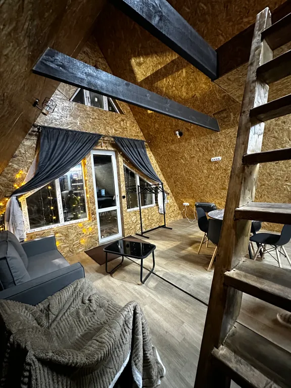 Уютный дом с видом на лес и железную дорогу