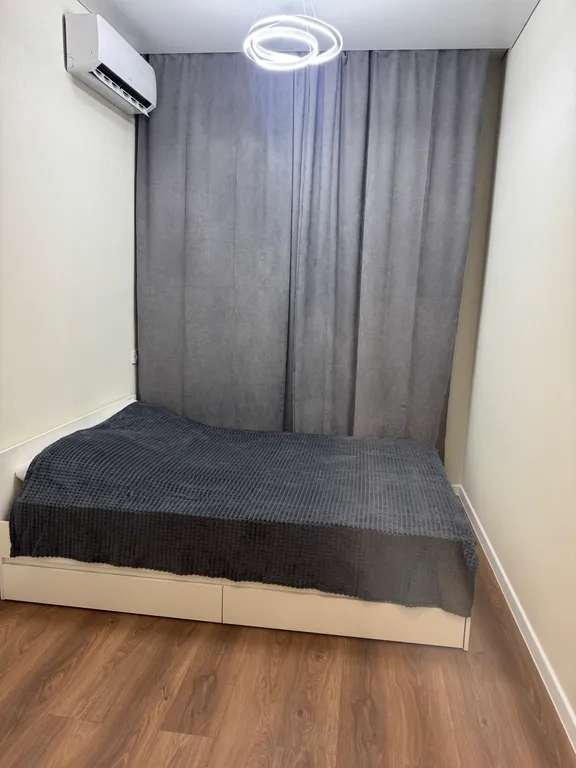 Уютная новая квартира с дизайнерским ремонтом с изолированной спальней