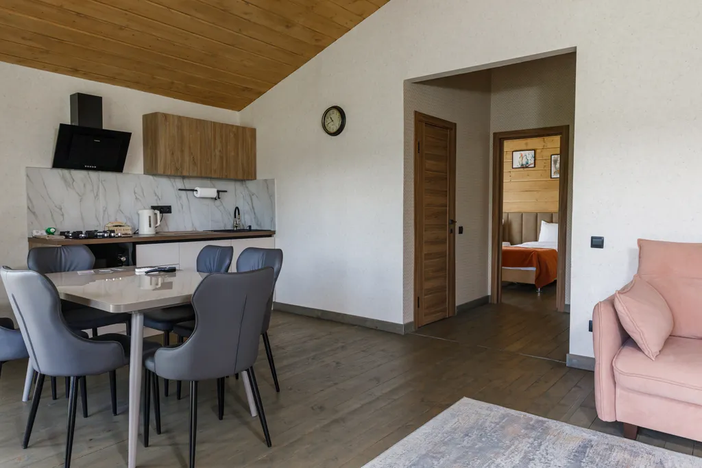 Просторный двухкомнатный коттедж в лесу у пруда