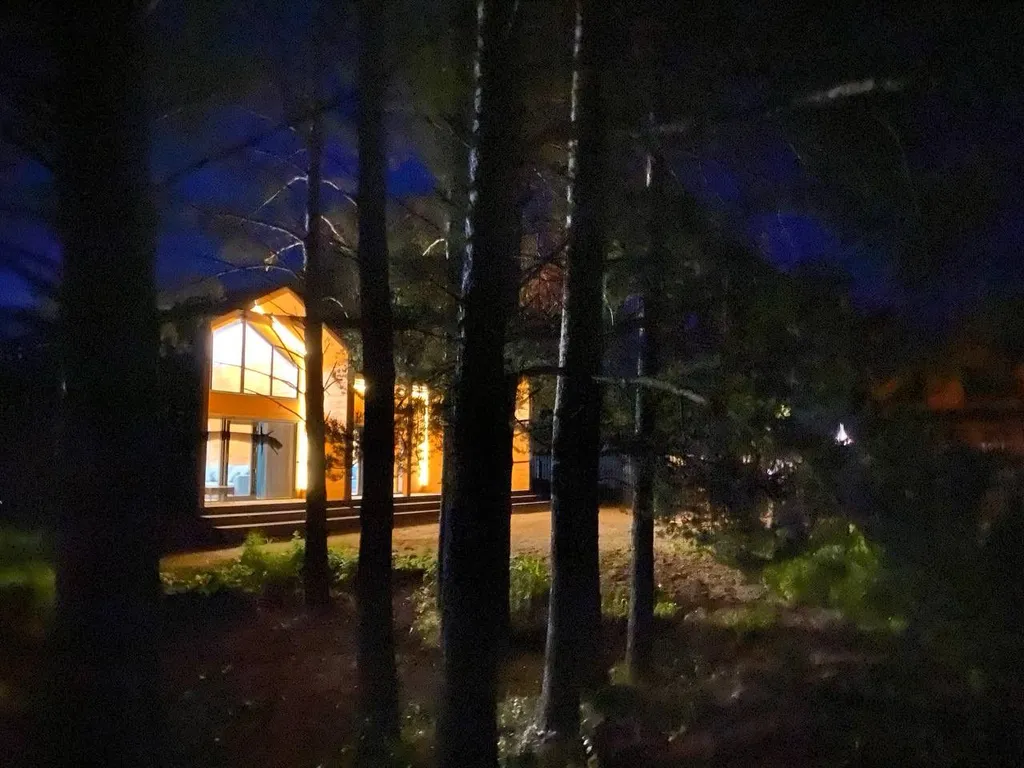 Дом у реки со своим мостком