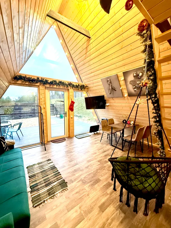 Уютный домик на берегу реки с горячим чаном