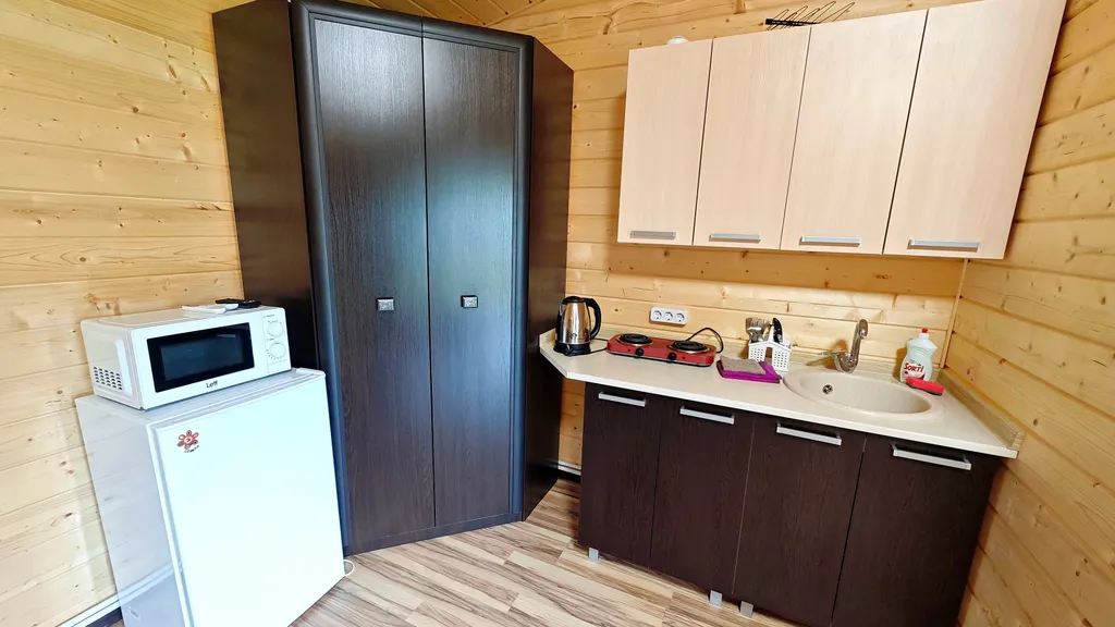 Коричневый домик-студия делюкс с террасой, кондиционером, лужайкой