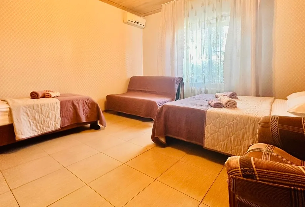 Часть дома с кухней и крылечком