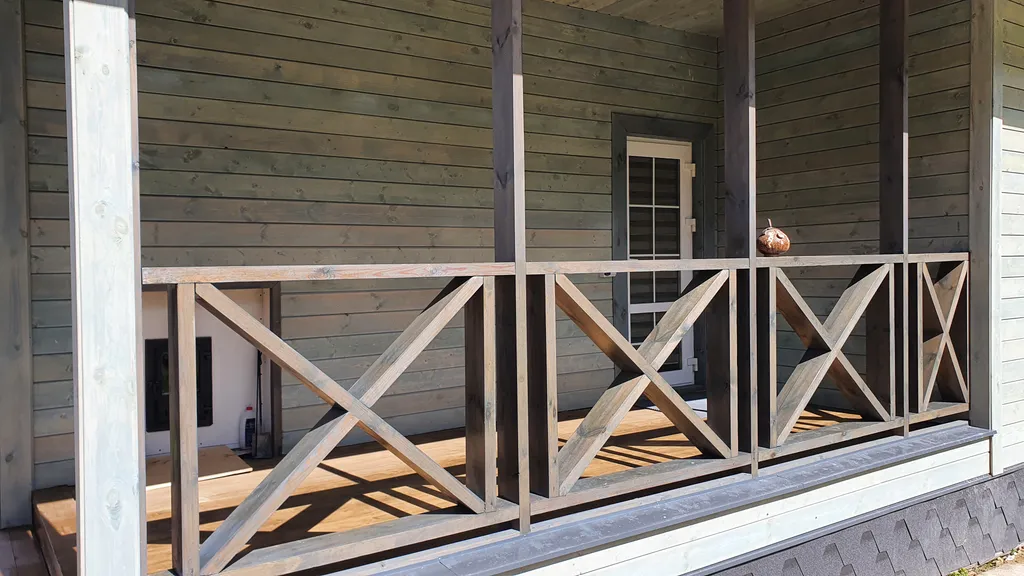 Уютный дом в лесу рядом с речкой