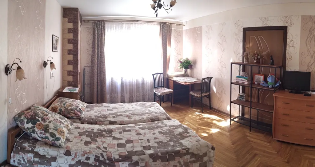 Комната в доме у входа в парк