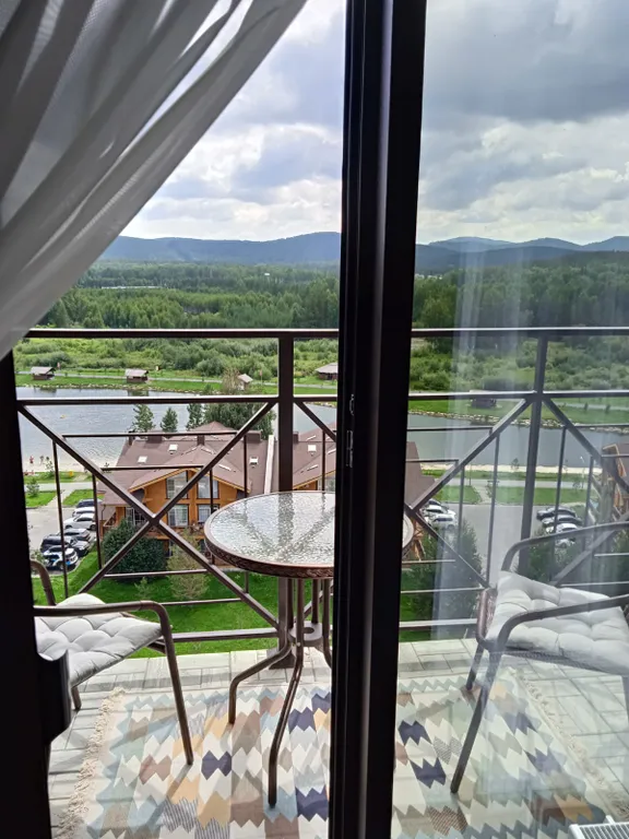 Апартамент с потрясающим видом на горы и песчаный пляж