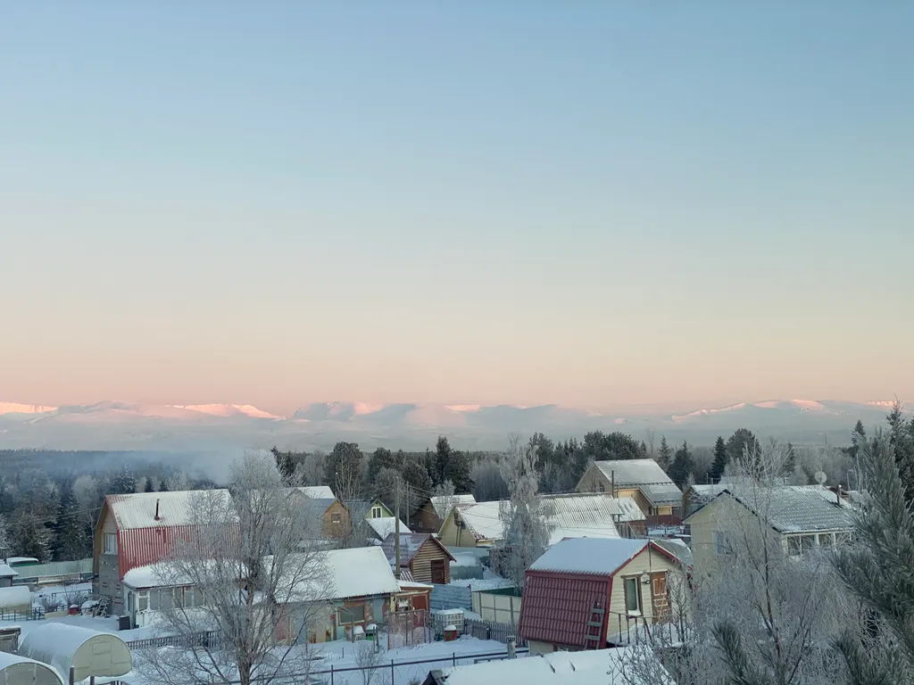 Уютный дом у леса и озера