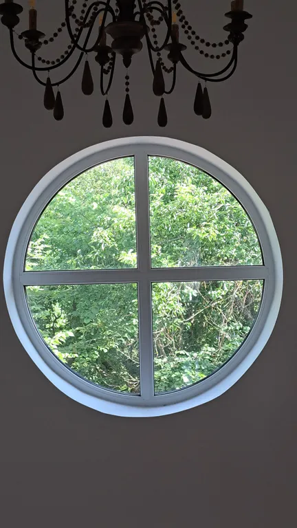 Белый дом на тихой улочке