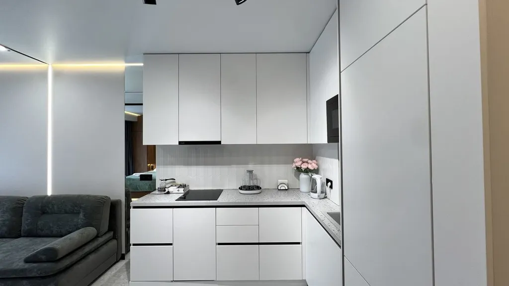 Квартира с бaлконoм и видом на моpе