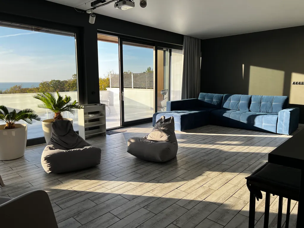 Gide villa посреди леса с видом на море